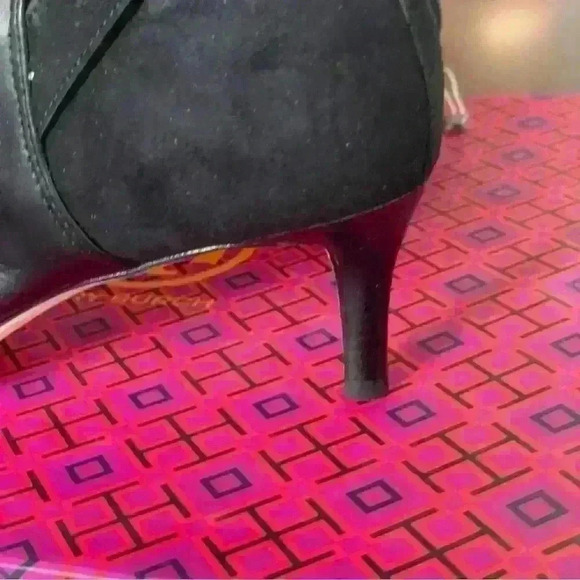 Tory Burch Ankle boot whit logo T hardware logo size 9 color black .worn once - Picture 7 of 9